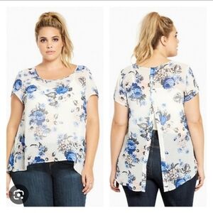 Torrid Size 4 White Button Back Hi-lo Blouse w/ Blue Flowers